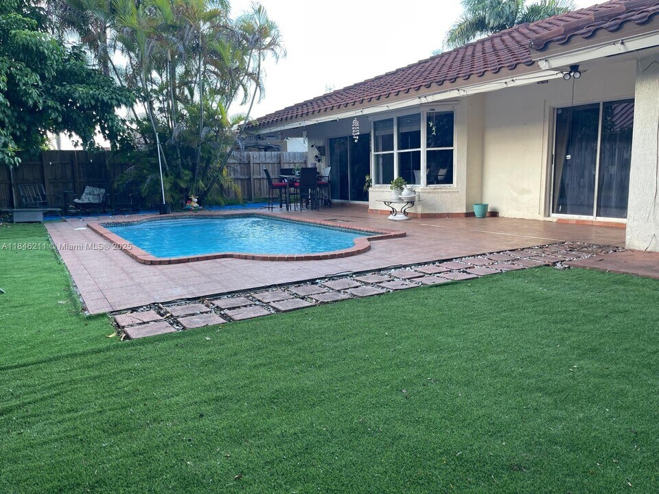 14300 SW 152nd Pl in Miami, FL - Building Photo