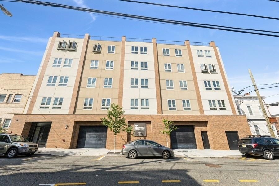 62-68 69th St in Guttenberg, NJ - Building Photo