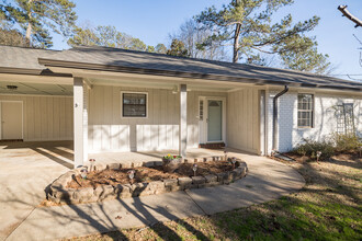 1061 Carriage Hill Rd in Watkinsville, GA - Building Photo - Building Photo