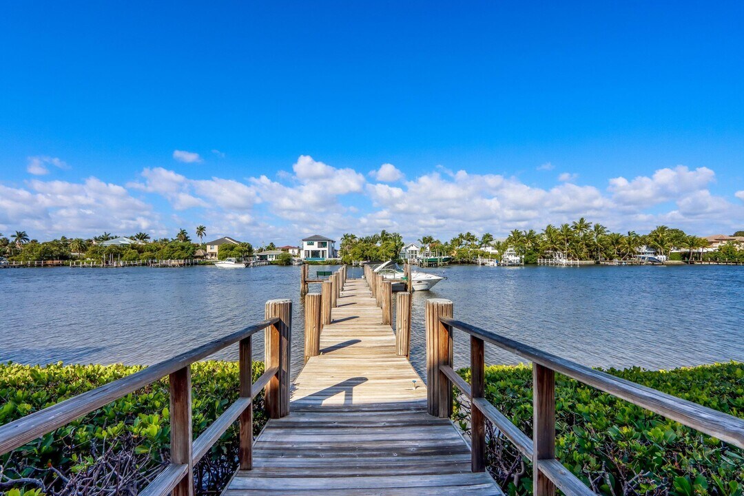 3525 S Ocean Blvd in South Palm Beach, FL - Foto de edificio