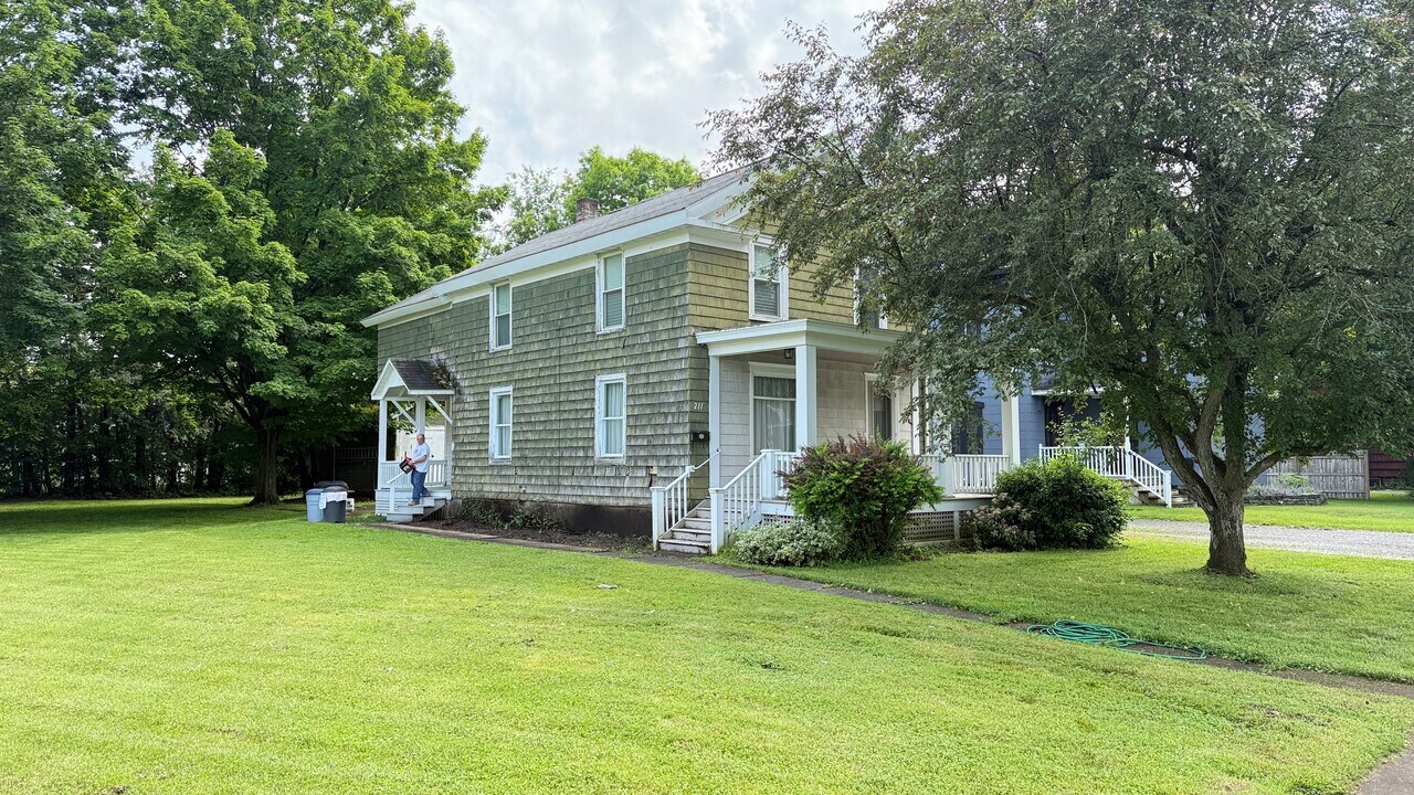 211 W Hickory St in Canastota, NY - Building Photo