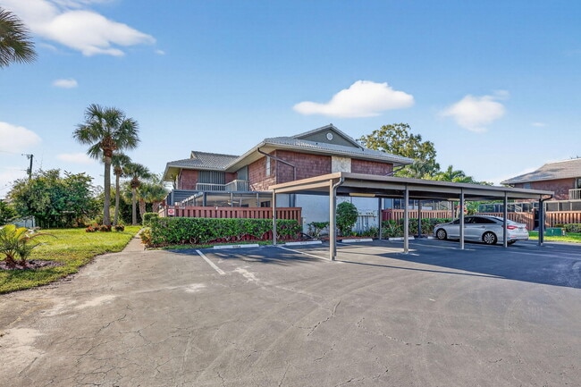 3004 SE Round Table Dr in Port St. Lucie, FL - Building Photo - Building Photo