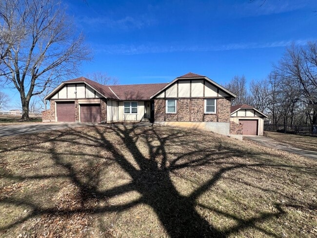 404 Palomino Cir in Raymore, MO - Building Photo - Building Photo