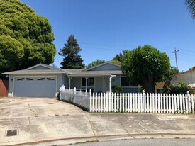 1101 Ellis Ct in Hollister, CA - Building Photo