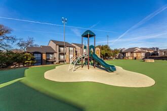 Forest Ridge in Dallas, TX - Foto de edificio - Building Photo