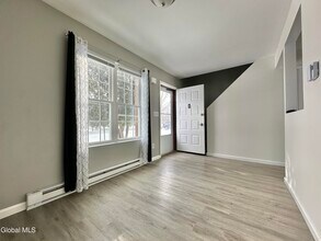 31 Suncrest Dr in Waterford, NY - Building Photo - Building Photo