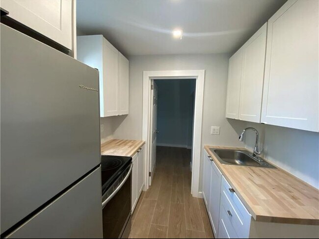 49 SW 14th St, Unit c in Dania Beach, FL - Building Photo - Building Photo