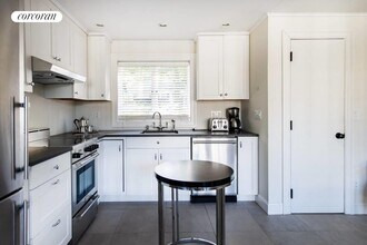 13 Norton Pl in Southampton, NY - Building Photo - Building Photo