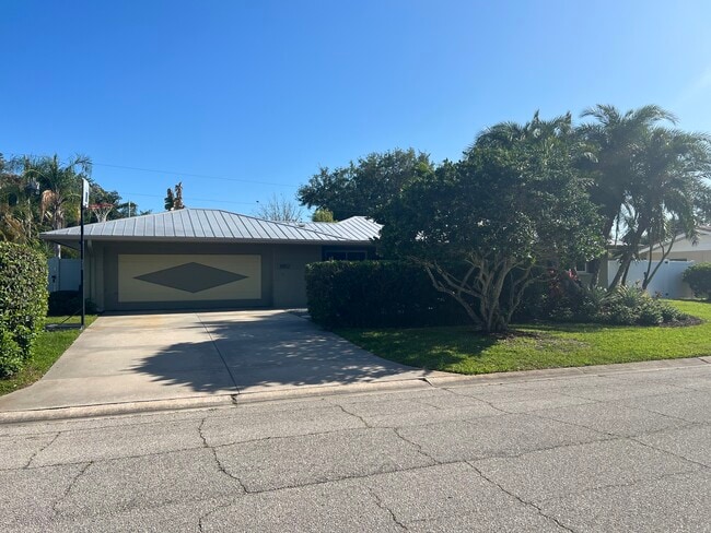 3052 Tyrone Ln in Sarasota, FL - Building Photo - Building Photo