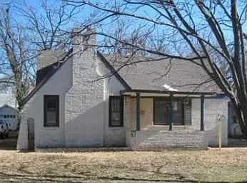 property at 1811 N Market Ave