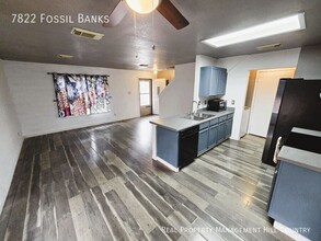 7822 Fossil Banks in San Antonio, TX - Building Photo - Building Photo