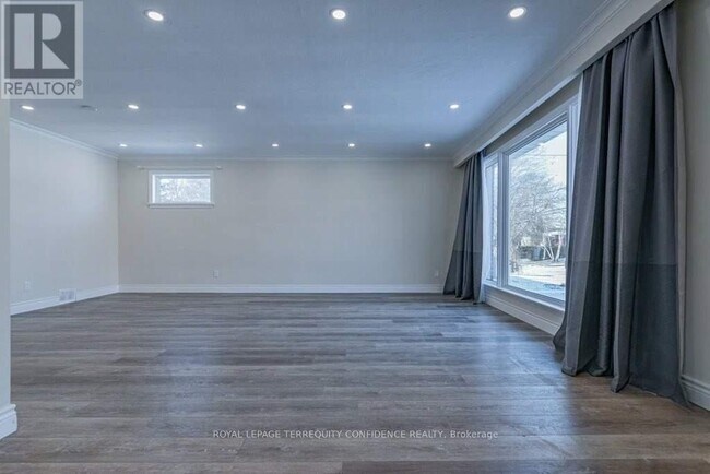 219 Betty Ann Dr in Toronto, ON - Building Photo - Building Photo