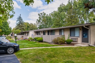 Garden Court Apartments in Monroe, MI - Foto de edificio - Building Photo