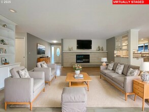1690 SW Woodland Terrace in Lake Oswego, OR - Building Photo - Building Photo