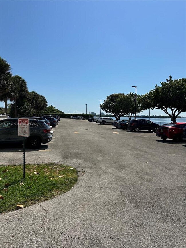 880 NE 69th St in Miami, FL - Building Photo - Building Photo