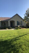 12318 Rambler Ave in Bakersfield, CA - Building Photo