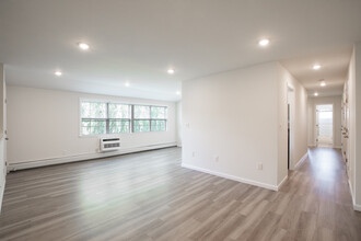 Colony Park in Ronkonkoma, NY - Building Photo - Interior Photo