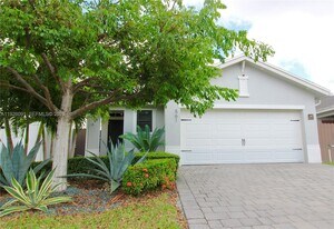 561 NE 6th Pl in Florida City, FL - Building Photo