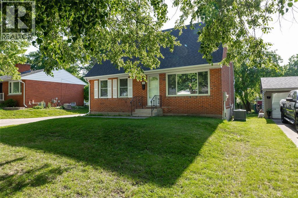 1329 Kim St in Sarnia, ON - Building Photo