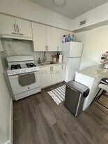6805 SW 88th St in Pinecrest, FL - Building Photo