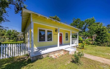 2220 W Gonzalez St in Pensacola, FL - Foto de edificio - Building Photo