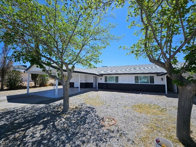 property at 1083 E Calvada Blvd