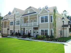 Wellington Park Villas in Amityville, NY - Building Photo - Building Photo