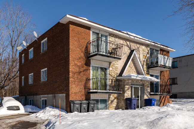 2295 Vallières Rue in Laval, QC - Building Photo - Building Photo
