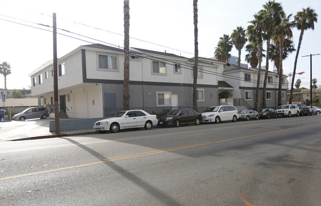 1540 N Bronson Ave in Los Angeles, CA - Foto de edificio - Building Photo