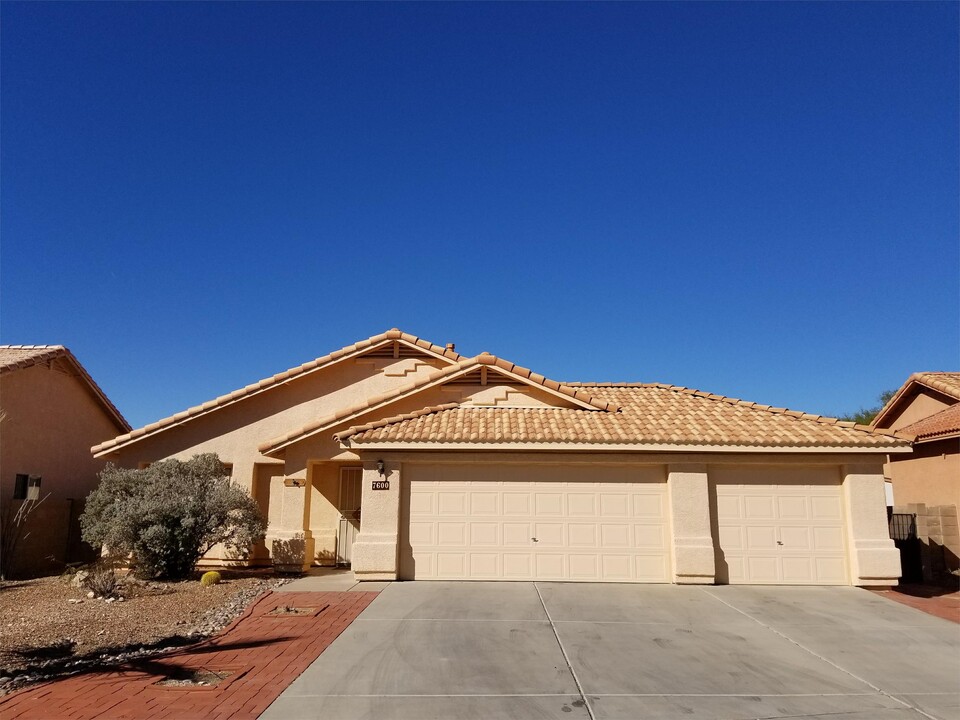 7600 S Freshwater Pearl Dr in Tucson, AZ - Foto de edificio