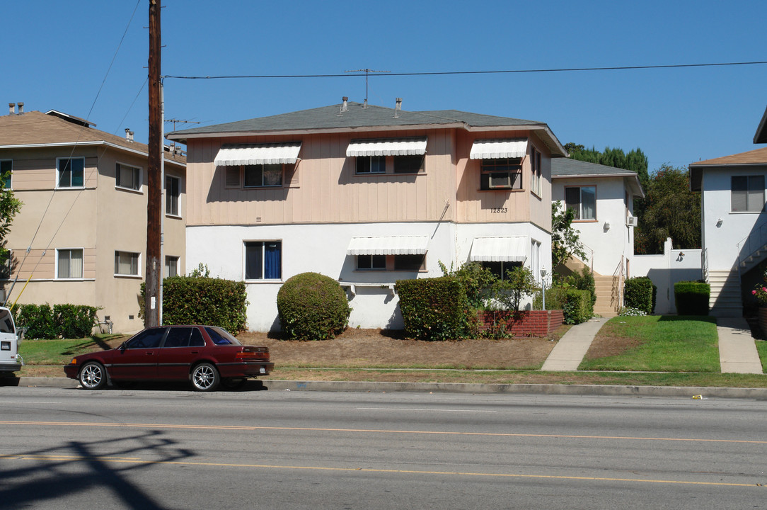 12823 Burbank Blvd in Valley Village, CA - Building Photo