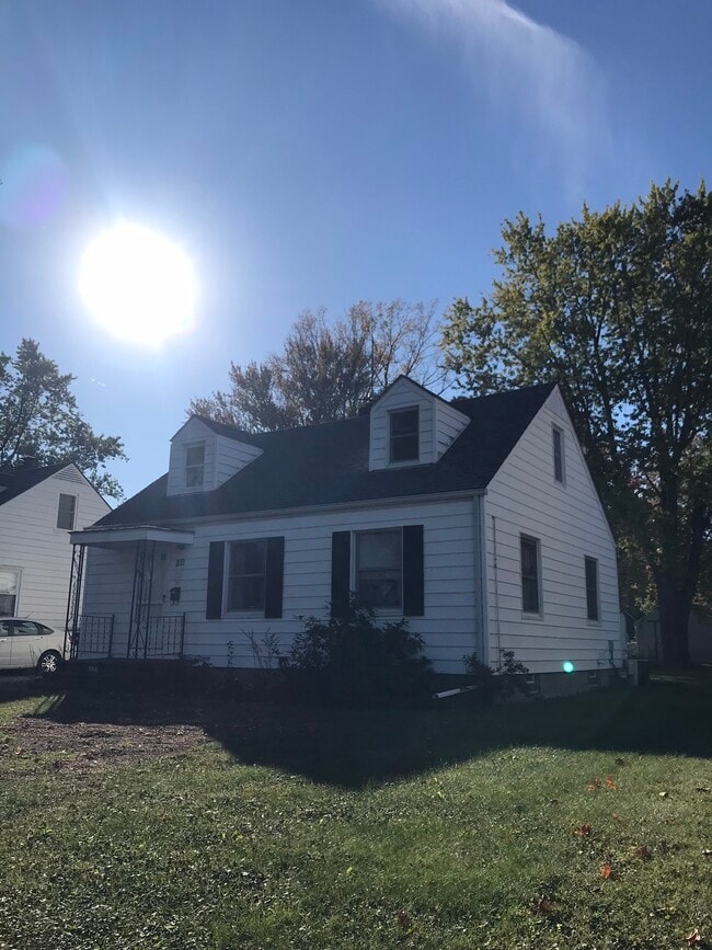 866 Warwick Dr in Sheffield Lake, OH - Building Photo - Building Photo