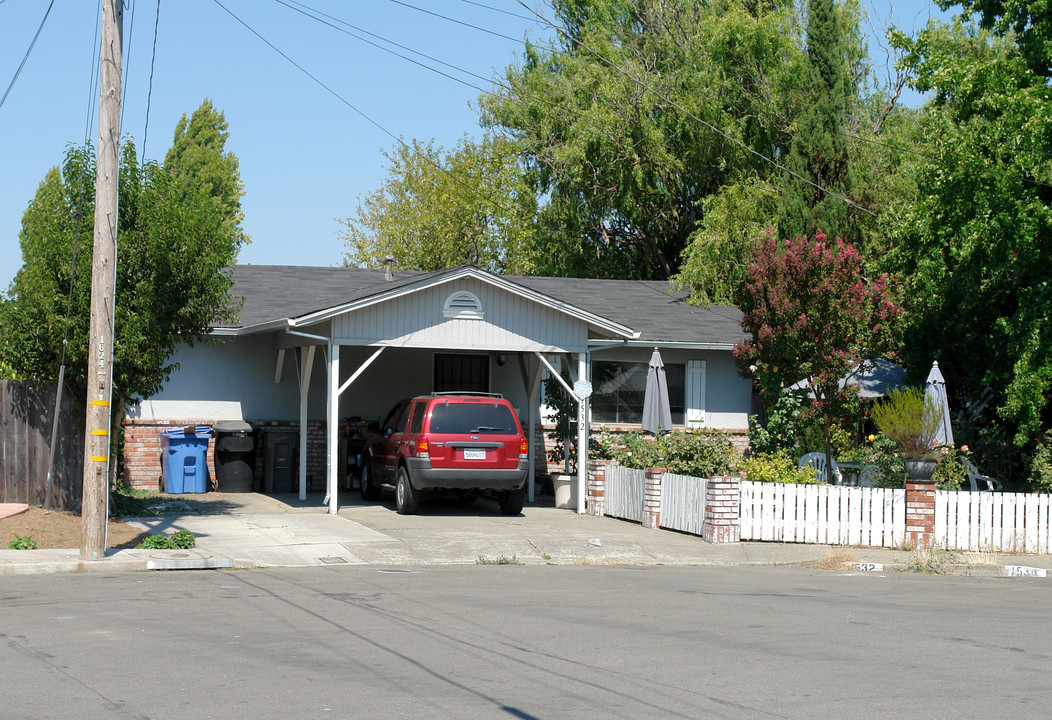 Tri-Plex in Santa Rosa, CA - Foto de edificio