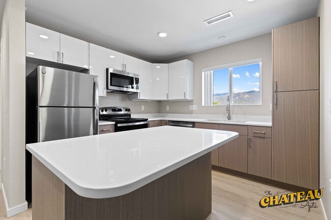 Chateau Apartments in Colorado Springs, CO - Foto de edificio - Building Photo