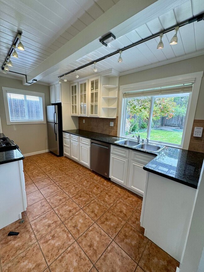 516 Hamilton Ave in Menlo Park, CA - Building Photo - Building Photo