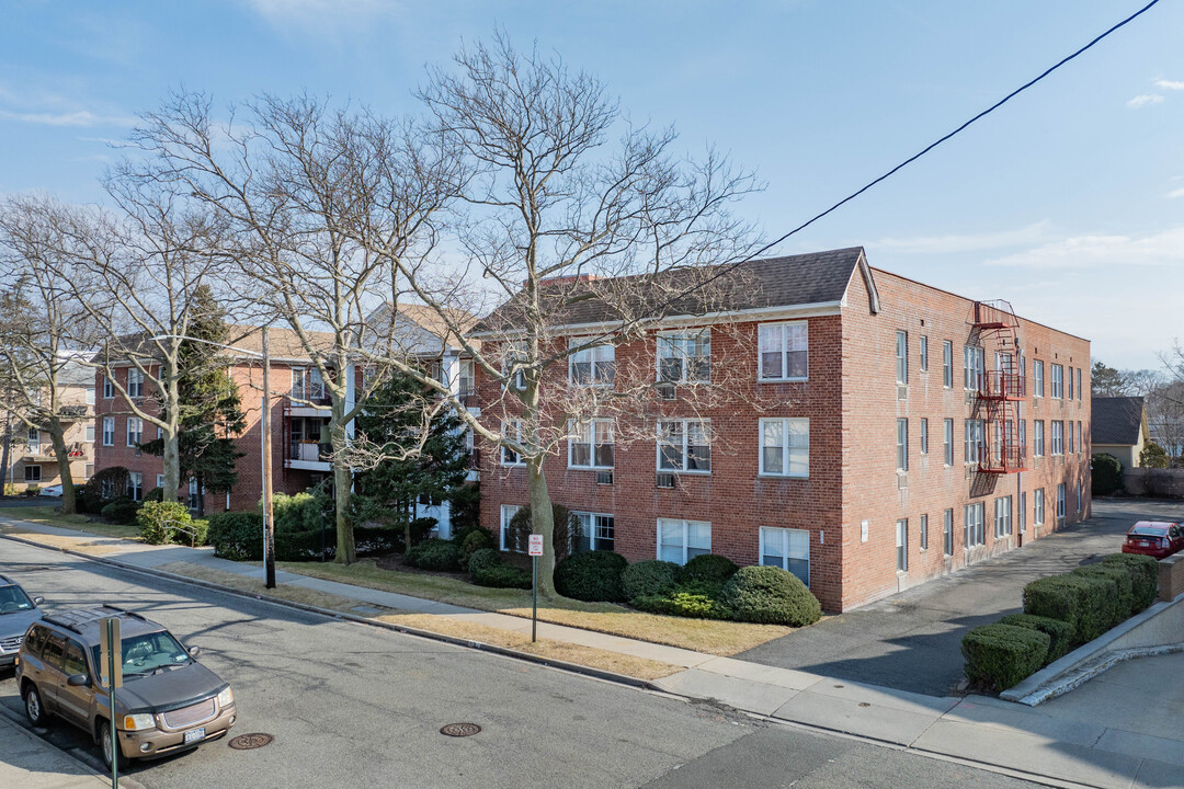 30 Lenox Rd in Rockville Centre, NY - Building Photo