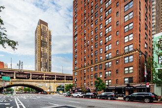 Prewar Sutton Place in New York, NY - Foto de edificio - Building Photo