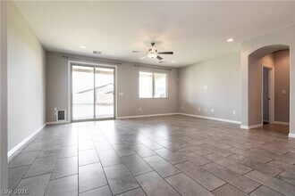 5048 Royal Indigo St in Las Vegas, NV - Foto de edificio - Building Photo