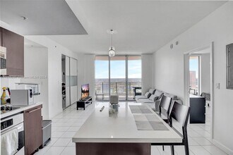 90 SW 3rd St in Miami, FL - Building Photo - Building Photo
