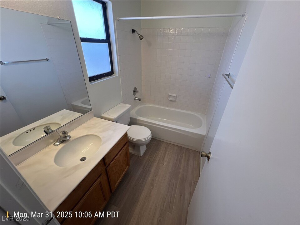 1303 Ebbetts Pass in Las Vegas, NV - Building Photo
