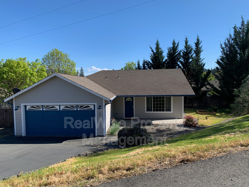 1884 SW Allen Creek Rd in Grants Pass, OR - Building Photo