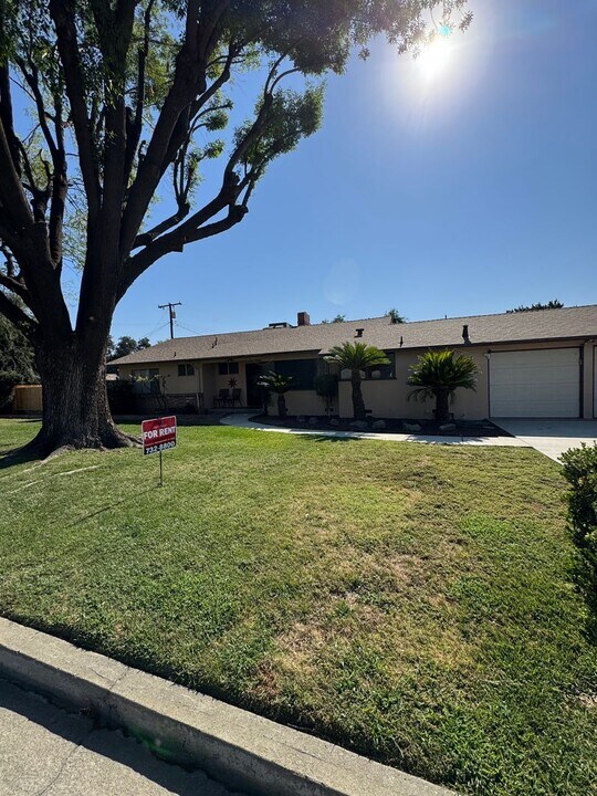 2710 E Westcott Ave in Visalia, CA - Building Photo