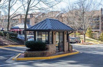 Old Georgetown Village Condo in North Bethesda, MD - Foto de edificio - Building Photo