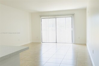 10411 N Kendall Dr in Miami, FL - Foto de edificio - Building Photo