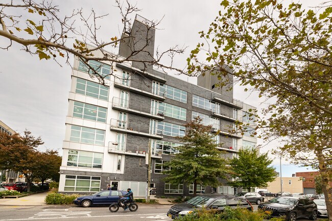 450-460 Manhattan Ave in Brooklyn, NY - Foto de edificio - Building Photo