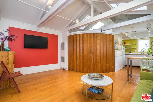 702 Angelus Pl in Los Angeles, CA - Building Photo - Building Photo