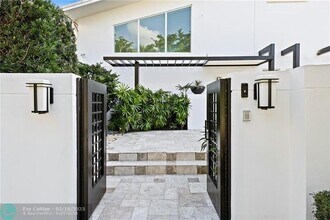 2416 Bayview Dr in Fort Lauderdale, FL - Building Photo - Building Photo
