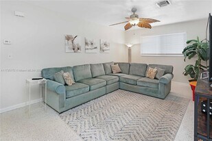 330 Van Buren St in Hollywood, FL - Building Photo