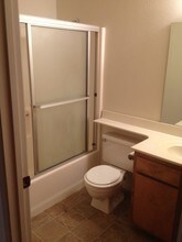 757 W Putnam Ave, Unit 4 in Porterville, CA - Foto de edificio - Building Photo