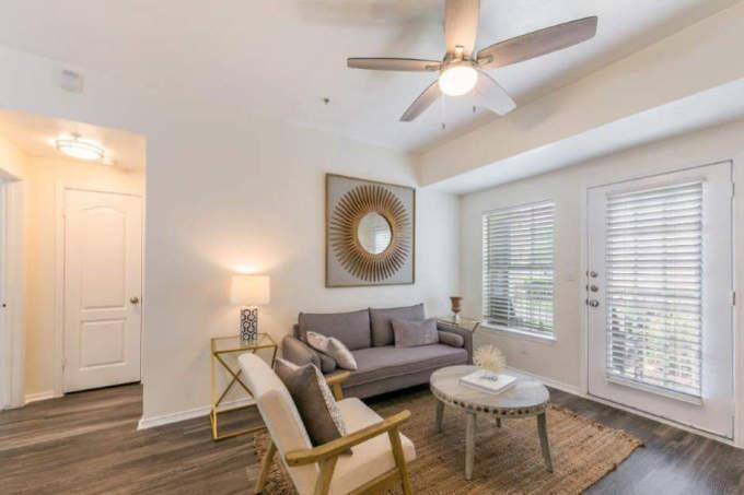 2202 E William Cannon Dr in Austin, TX - Building Photo